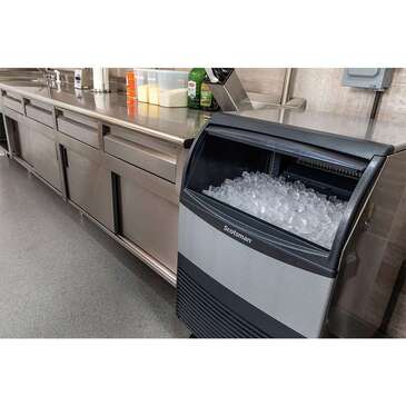 Scotsman UC2024SW-1 24.00" Half-Dice Ice Maker With Bin, Cube-Style - 200-300 lbs/24 Hr Ice Production, Water-Cooled, 115 Volts